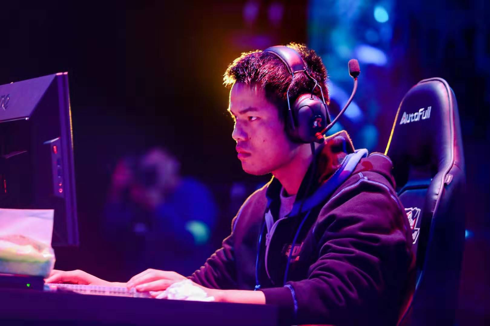 场产生了深 场产生了深